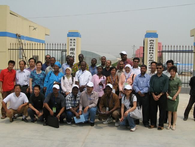 2007年举行设施农业研讨班成员考察晨龙温室